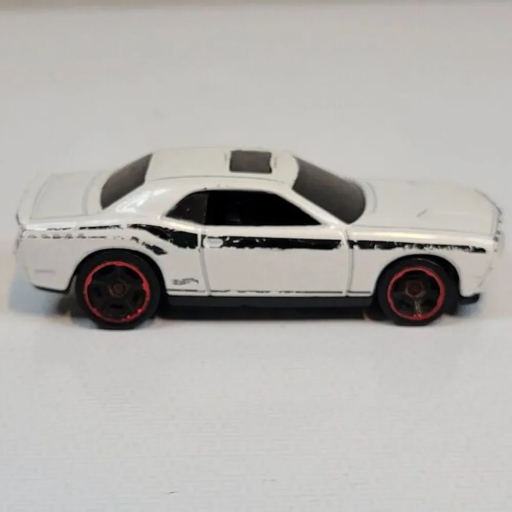 Hot Wheels ‘08 Dodge Challenger SRT8 White / '71 Dodge Charger Red‎ Lines Yellow